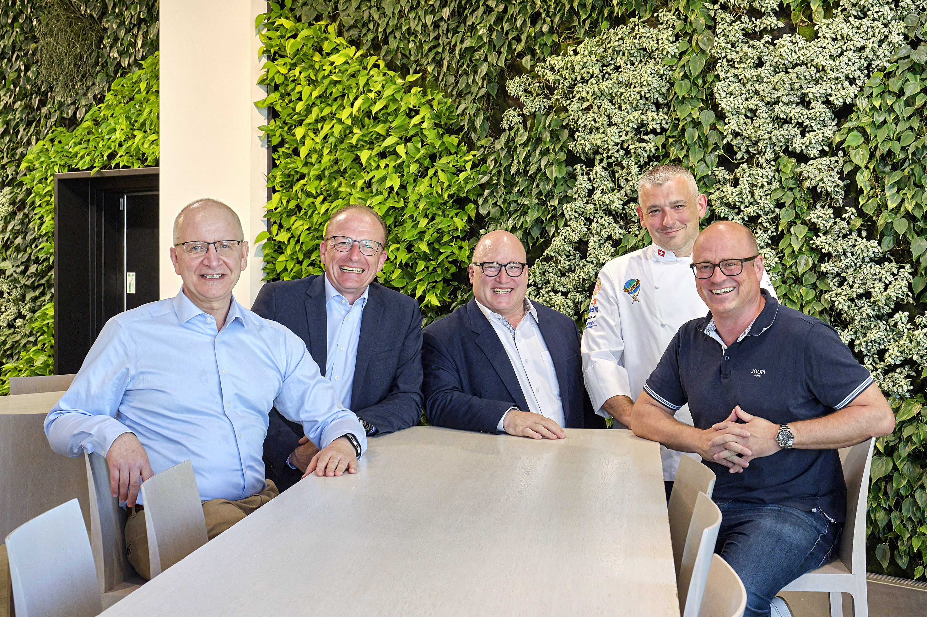 Setzen auf eine enge Partnerschaft, bei der ehrliche Rückmeldungen absolut erwünscht sind: Thomas Hensler, Key Account Manager, Michael Schwarz, Geschäftsführer, und Marius Gampp, Leiter Business Development, Marketing & Fachberatung, alle von Swiss Gastro Solutions mit Gregor Trost, Küchenchef, und Daniel Gehriger, Leiter Gastronomie/Hotellerie beim Luzerner Kantonsspital (v.l.n.r.).