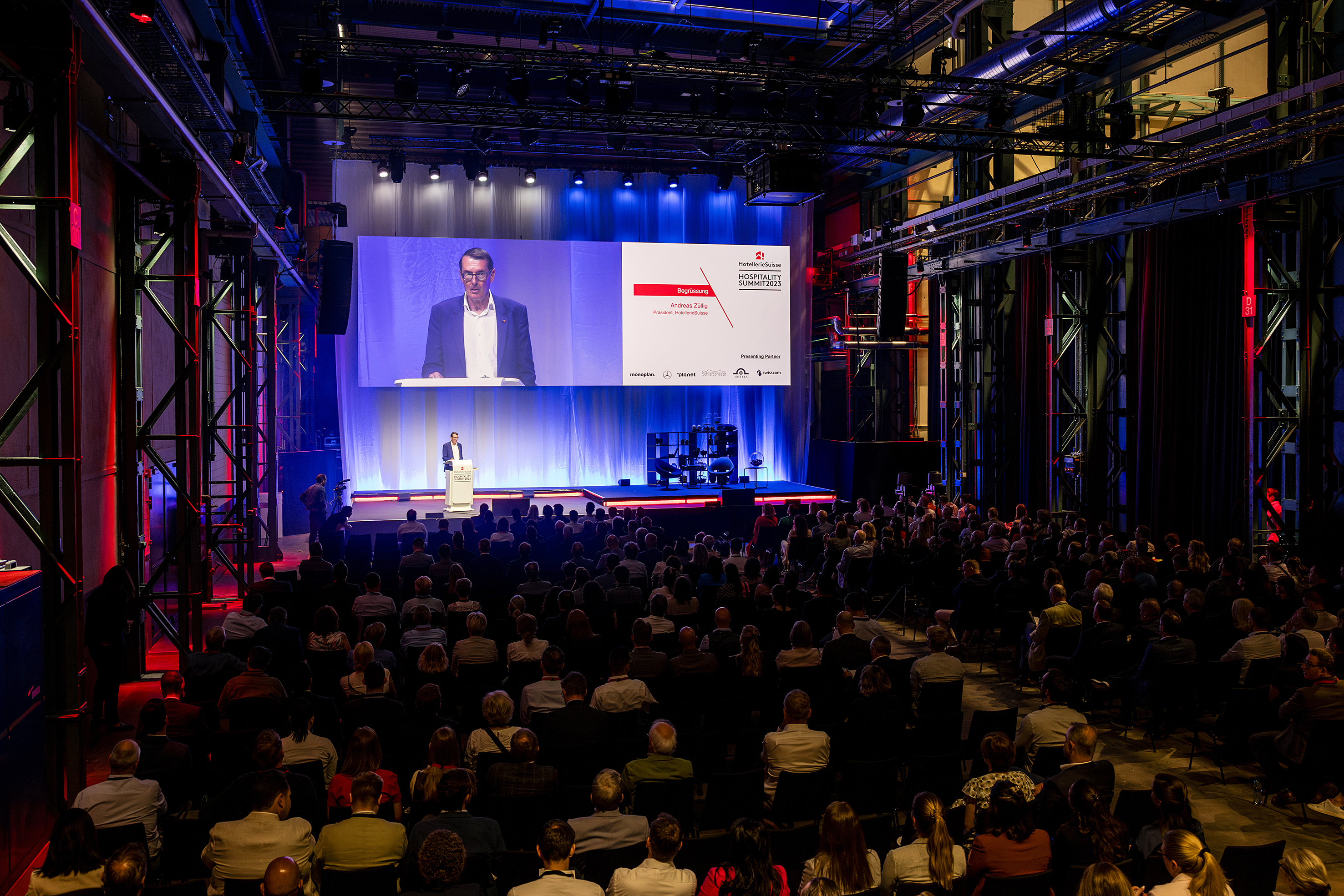 Hotelleriesuissepräsident Andreas Züllig eröffnet den Summit.